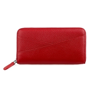 Détail du portefeuille long en cuir rouge avec surpiqûres décoratives en forme de X