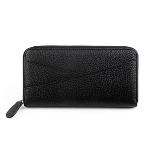 Détail de la texture cuir grainé noir et des surpiqûres en V sur le portefeuille long