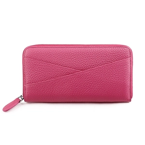Détail du portefeuille en cuir grainé rose rouge avec coutures et fermeture éclair
