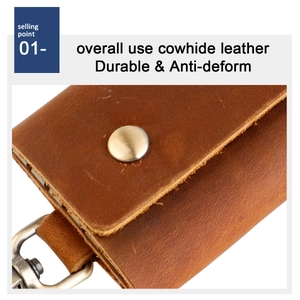 Vue macro du cuir de vachette vintage avec bouton-pression en laiton durable et robuste