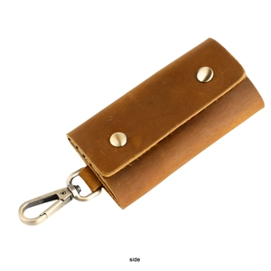 Vue latérale d'un étui à clés en cuir Crazy Horse marron avec doubles boutons