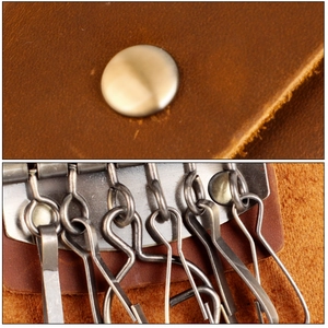 Détail de l'étui à clés vintage en cuir marron avec 6 crochets en métal et bouton-pression
