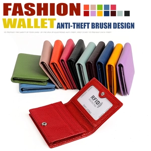 Détails du porte-cartes en cuir anti-RFID montrant plusieurs couleurs et la texture