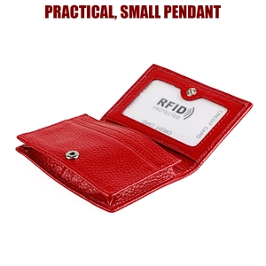 Détail du portefeuille en cuir rouge avec fentes RFID et fenêtre d'identification