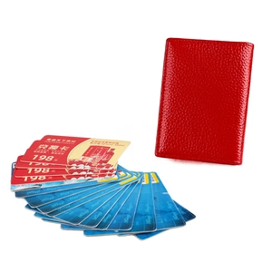 Vue détaillée du porte-cartes en cuir rouge avec fentes pour plusieurs cartes