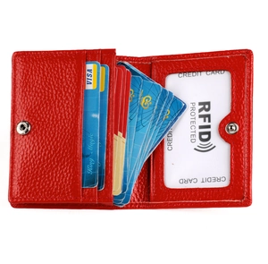 Détail du porte-cartes en cuir rouge avec protection RFID et fentes en accordéon
