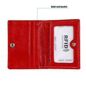 Vue intérieure du porte-cartes RFID en cuir rouge avec fentes et fenêtre d'identité