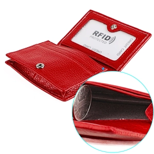 Détail du portefeuille RFID en cuir rouge montrant fentes cartes et poche monnaie