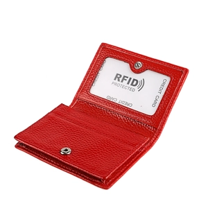 Détail du portefeuille RFID en cuir rouge montrant les fentes et le bouton pression