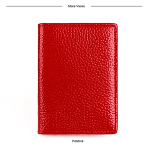 Vue détaillée du cuir véritable rouge grainé et des coutures précises du porte-cartes RFID