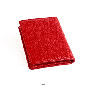 Vue latérale du portefeuille en cuir grainé rouge foncé montrant des coutures précises
