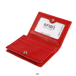 Détail du porte-cartes en cuir rouge à grain de litchi avec protection RFID et bouton