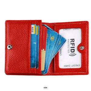 Vue intérieure du portefeuille en cuir rouge avec fentes RFID et fenêtre d'identité