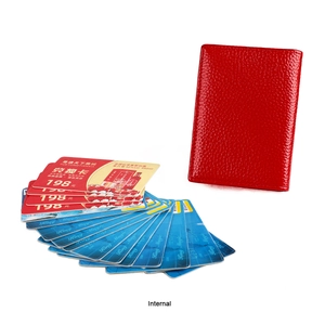 Détail du porte-cartes RFID en cuir rouge montrant l'intérieur haute capacité à fentes multiples