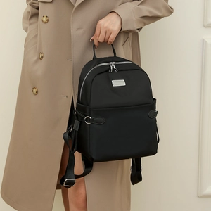 Großer schwarzer Damenrucksack aus Oxford-Gewebe mit silbernen Hardware-Details