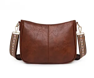 Vista dettagliata del retro della borsa hobo in pelle marrone scuro con tracolla intrecciata