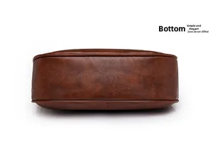 Vista dettagliata del fondo della grande borsa tote in pelle marrone con grana a litchi