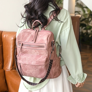 Détail du sac à dos vintage en cuir PU rose avec bandoulière tissée à motif géométrique