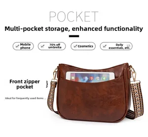 Dettaglio della tasca anteriore della borsa vintage marrone con spazio per tablet