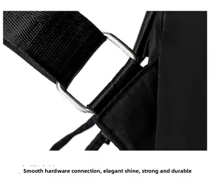 Detail eines robusten Rucksackgurts aus Oxford-Stoff mit polierter Metallschnalle