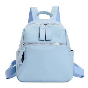 Détail d'un sac à dos bleu clair en cuir PU montrant la texture grainée et les poches