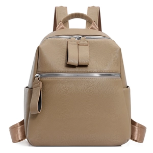 Détail du sac kaki montrant le grain de cuir fin et la fermeture éclair en métal argenté