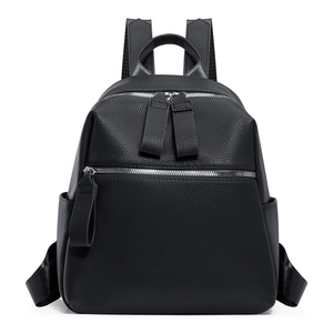 Détail du sac à dos en similicuir noir avec poche frontale zippée et poches latérales