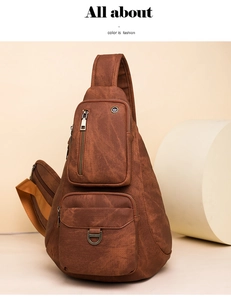Gros plan du sac bandoulière vintage marron avec plusieurs poches et fermetures métalliques