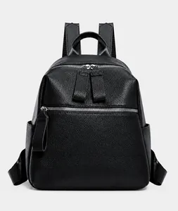 Détail d'un sac à dos noir en cuir synthétique grainé avec fermetures éclair argentées