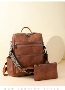 Dettaglio dello zaino vintage marrone con spallacci colorati con motivi etnici