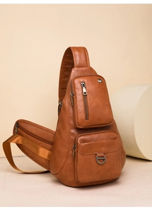 Détails de la texture en cuir PU marron de qualité et des ferrures robustes sur le sac bandoulière