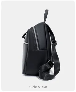 Vue latérale d'un sac à dos noir en cuir grainé avec fermetures éclair argentées