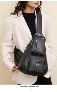 Détail du sac bandoulière noir en cuir PU texturé avec plusieurs poches et sangle réglable