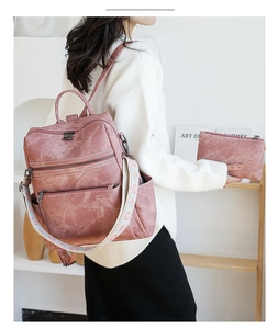 Dettaglio zaino vintage rosa polvere con tracolla ricamata e piccola borsa coordinata