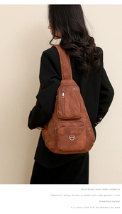Détail du sac de poitrine vintage marron foncé avec plusieurs poches fonctionnelles