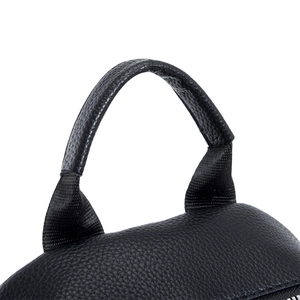 Détail de la poignée en cuir PU noir et de la sangle en nylon sur un sac à dos urbain