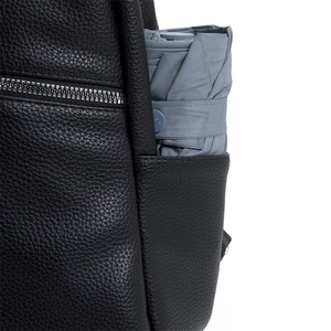 Vue détaillée de la poche latérale d'un sac à dos en cuir noir contenant un parapluie plié