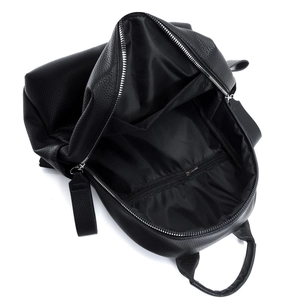 Vue détaillée des compartiments de rangement internes du sac à dos noir en similicuir
