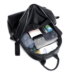 Détail intérieur du sac à dos en cuir noir montrant la grande capacité de stockage