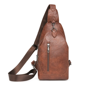 Sac de poitrine classique en cuir PU marron avec texture vintage et sangle réglable