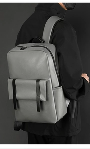 Gros plan du sac à dos professionnel gris mat montrant la texture et les détails