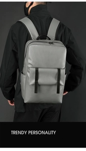 Sac à dos d'affaires gris minimaliste en cuir PU haut de gamme porté par un homme