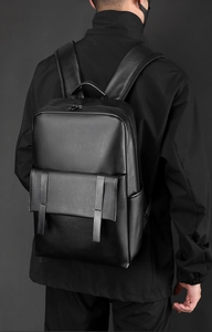 Vue arrière d'un mannequin portant un sac à dos business noir en cuir mat avec poche latérale