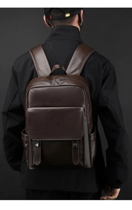 Vue détaillée du sac à dos en cuir marron foncé avec boucles métalliques et texture grainée