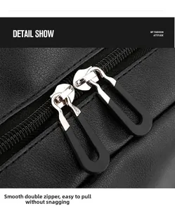 Détail des doubles fermetures éclair en métal sur le sac à dos en cuir noir texturé