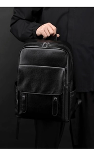Gros plan détaillé du sac à dos business en cuir noir avec texture de boucles
