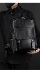 Gros plan du sac à dos business en cuir noir avec boucle métal et texture fine