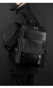 Détail d'un sac à dos professionnel en cuir noir minimaliste avec boucle et texture fine