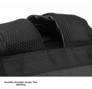 Vue macro des bretelles rembourrées avec maille respirante et détails de couture précise