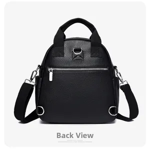 Vista dettagliata del retro dello zaino in pelle nera con tasca a zip e anelli metallici a D